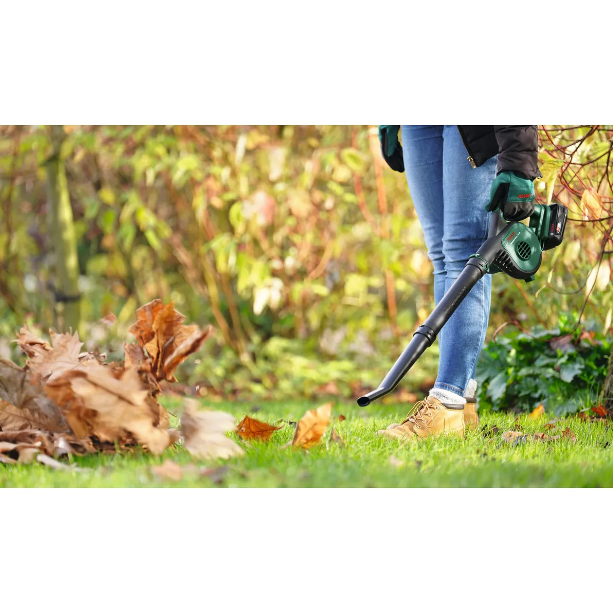 Akkulehtipuhallin Bosch UniversalLeafBlower 18V-130 1x2,5Ah + laturi
