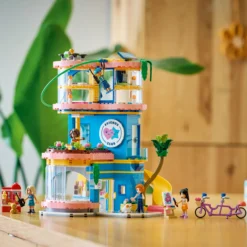 LEGO Friends 42689 Heartlake Cityn ystävysten kerhotalo