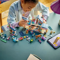 LEGO Friends 42688 Hevostalli ja ratsastuskoulu