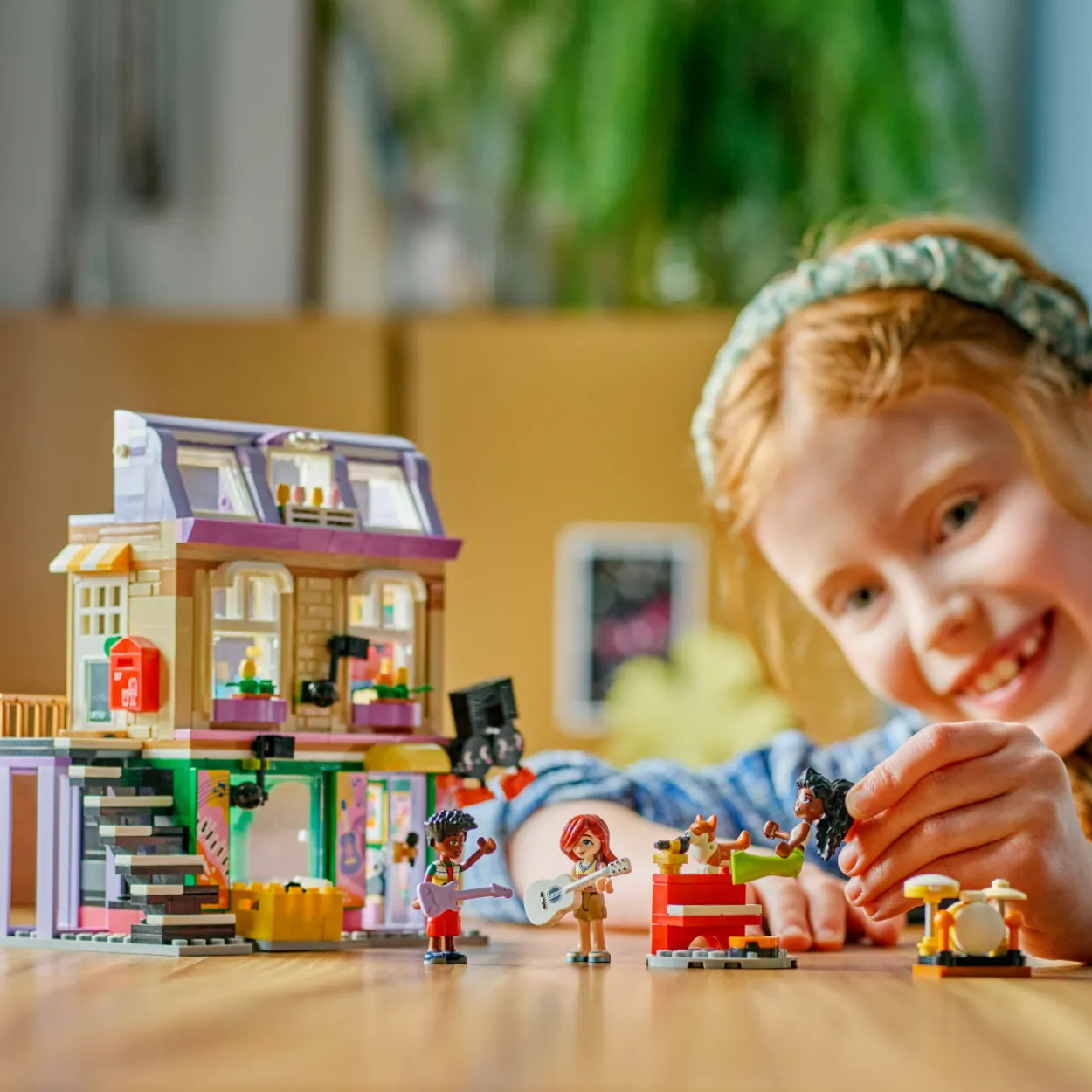LEGO Friends 42653 Musiikkikauppa ja asunto